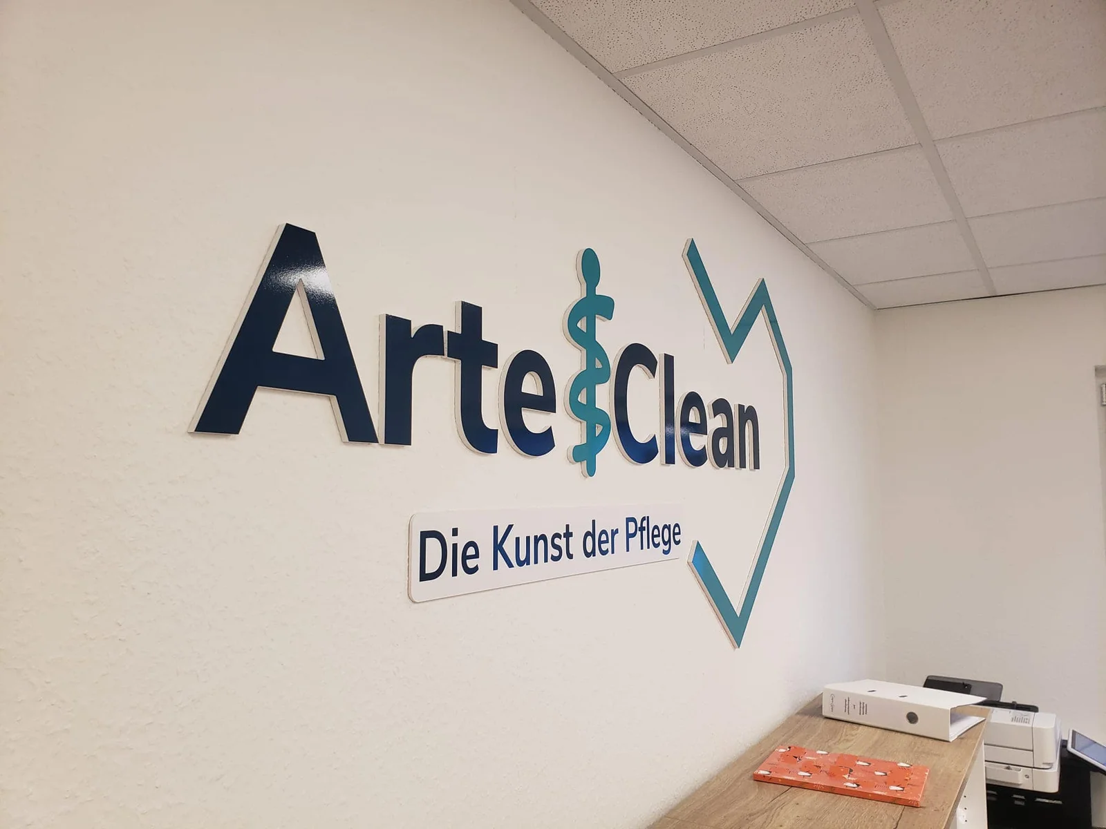 Plastischer Schriftzug Arte Clean auf einer Innenwand