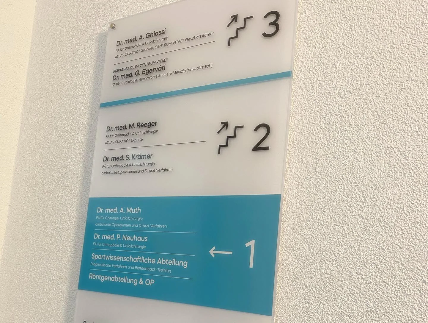 Etagenwegweiser mit Raumnummern und Richtungspfeilen