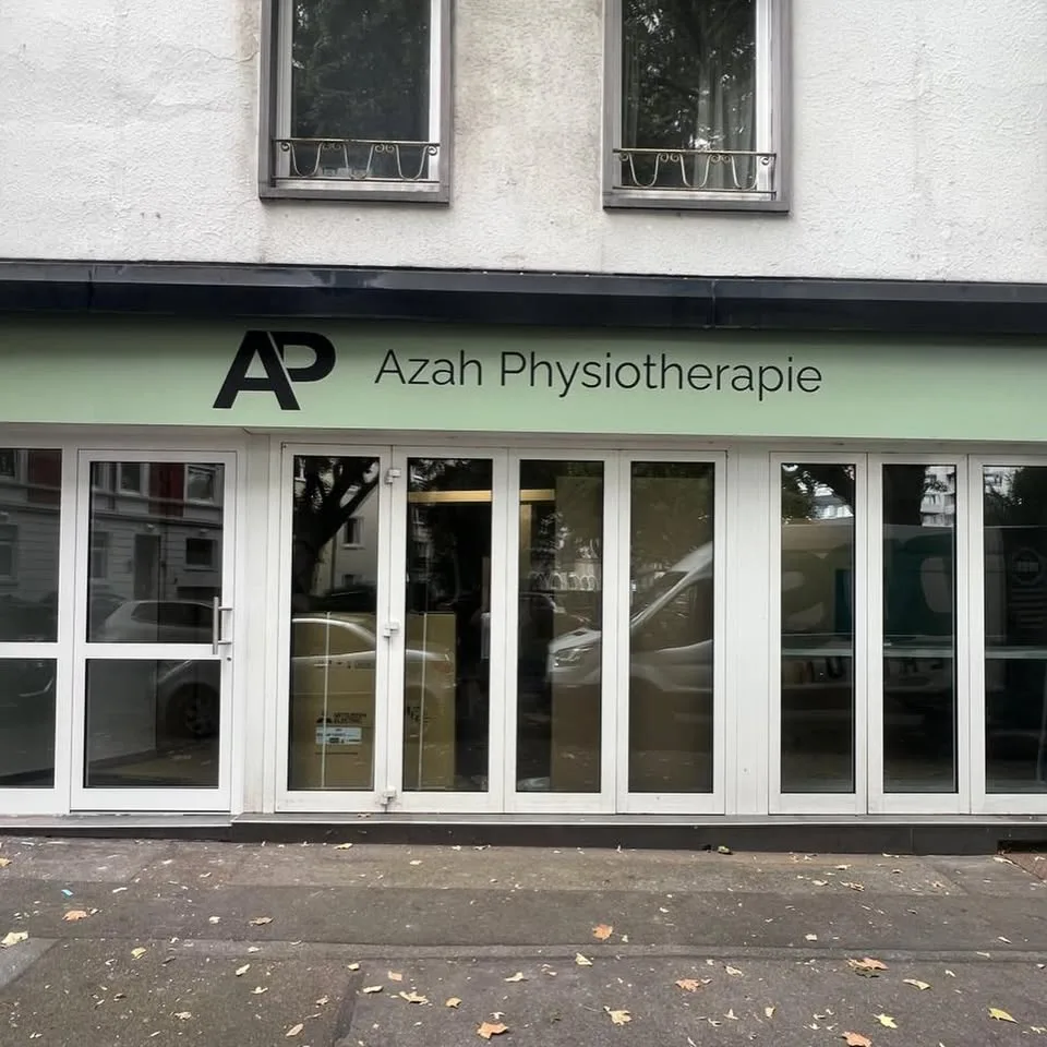 Fertiger Eingangsbereich von Azath Physiotherapie mit beschrifteten Glasflächen