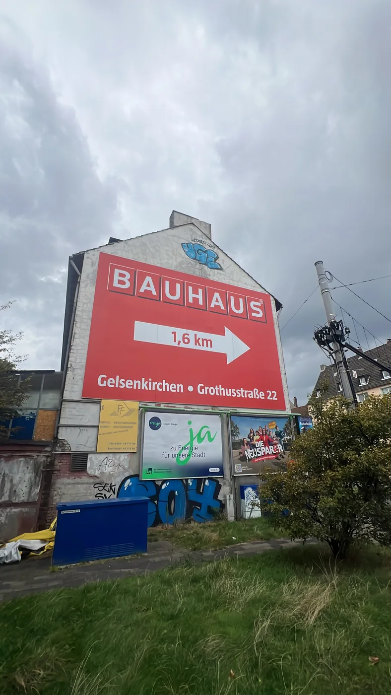 BAUHAUS-Werbung mit Richtungspfeil an einer Giebelwand