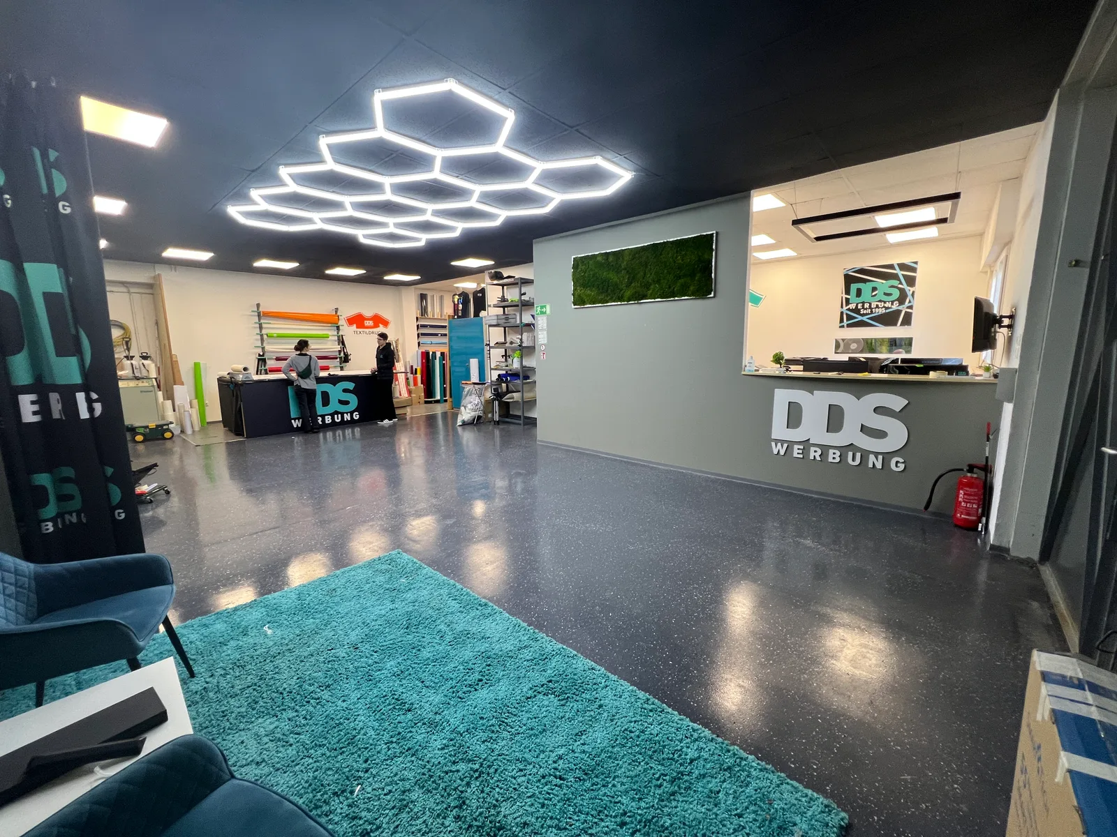 Geometrische LED-Lichtanlage über dem DDS-Showroom