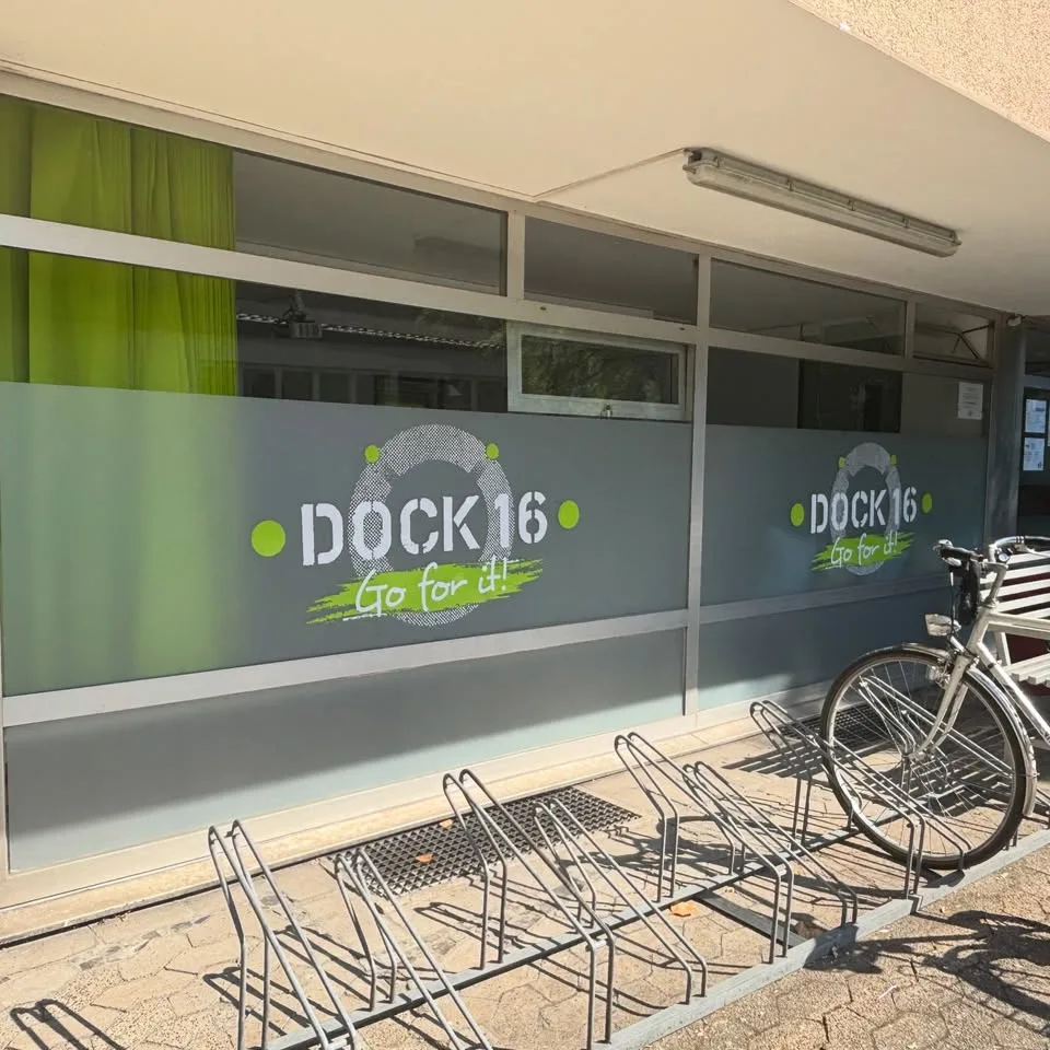 Beschriftete DOCK16-Fenster mit Sichtschutzstreifen