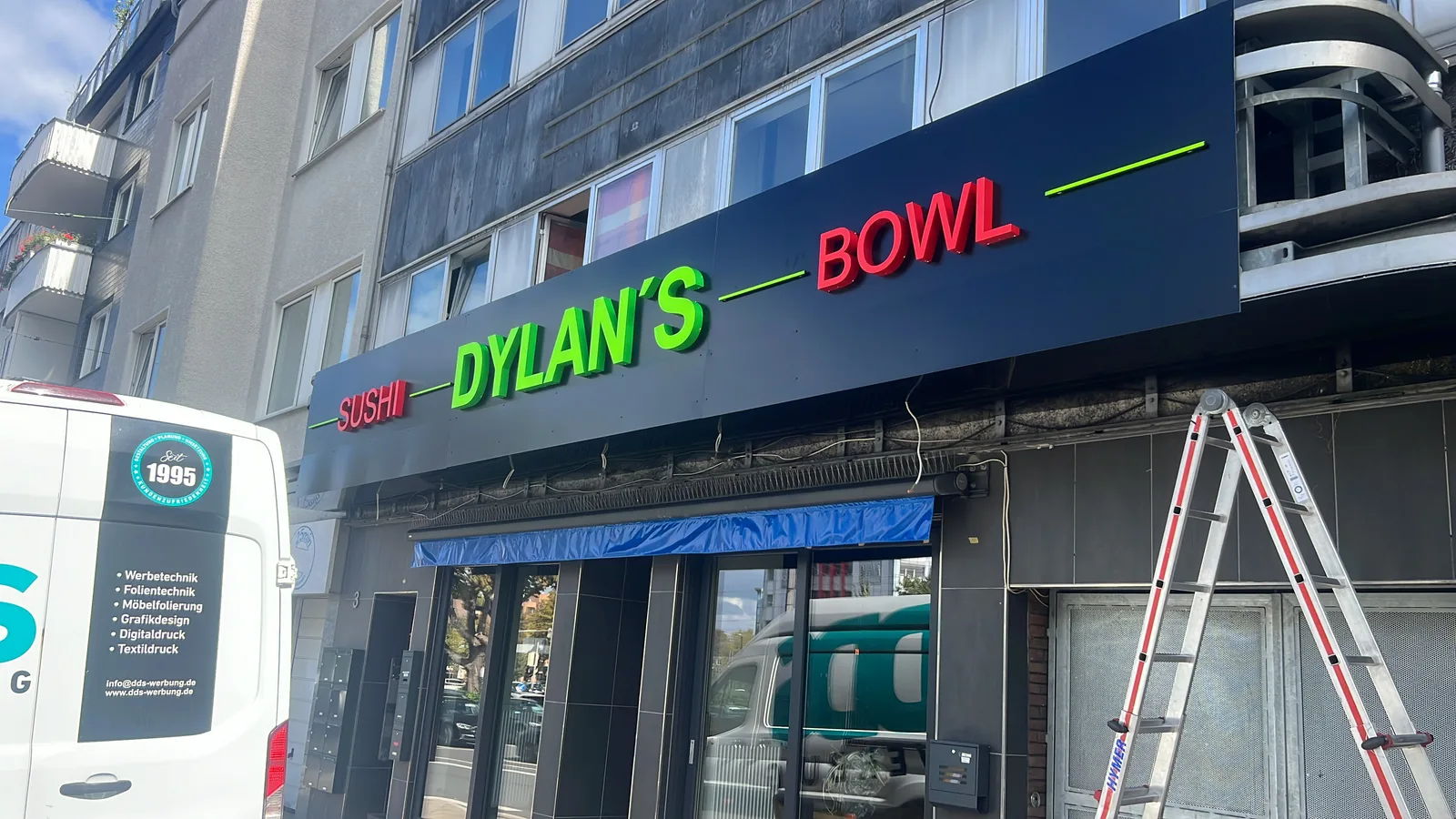 Farbiger Schriftzug Dylan’s Bowl über der Ladenfront