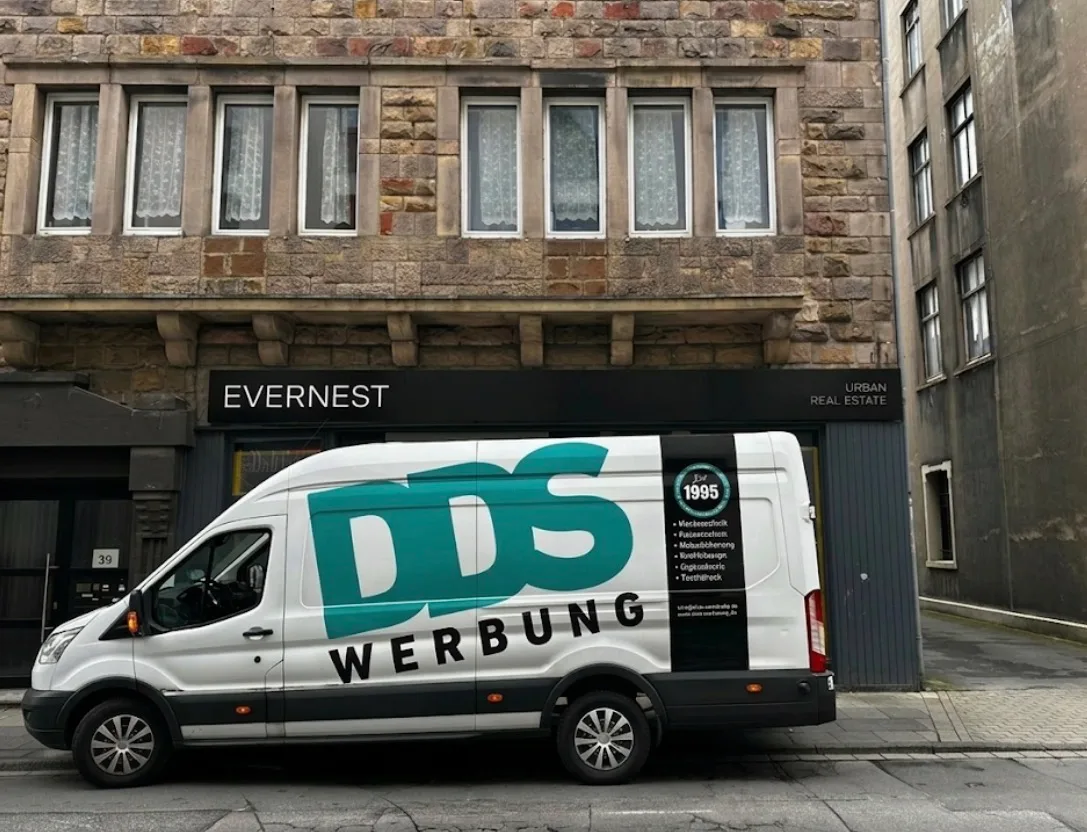 Evernest-Beschriftung an der Ladenfront im Erdgeschoss