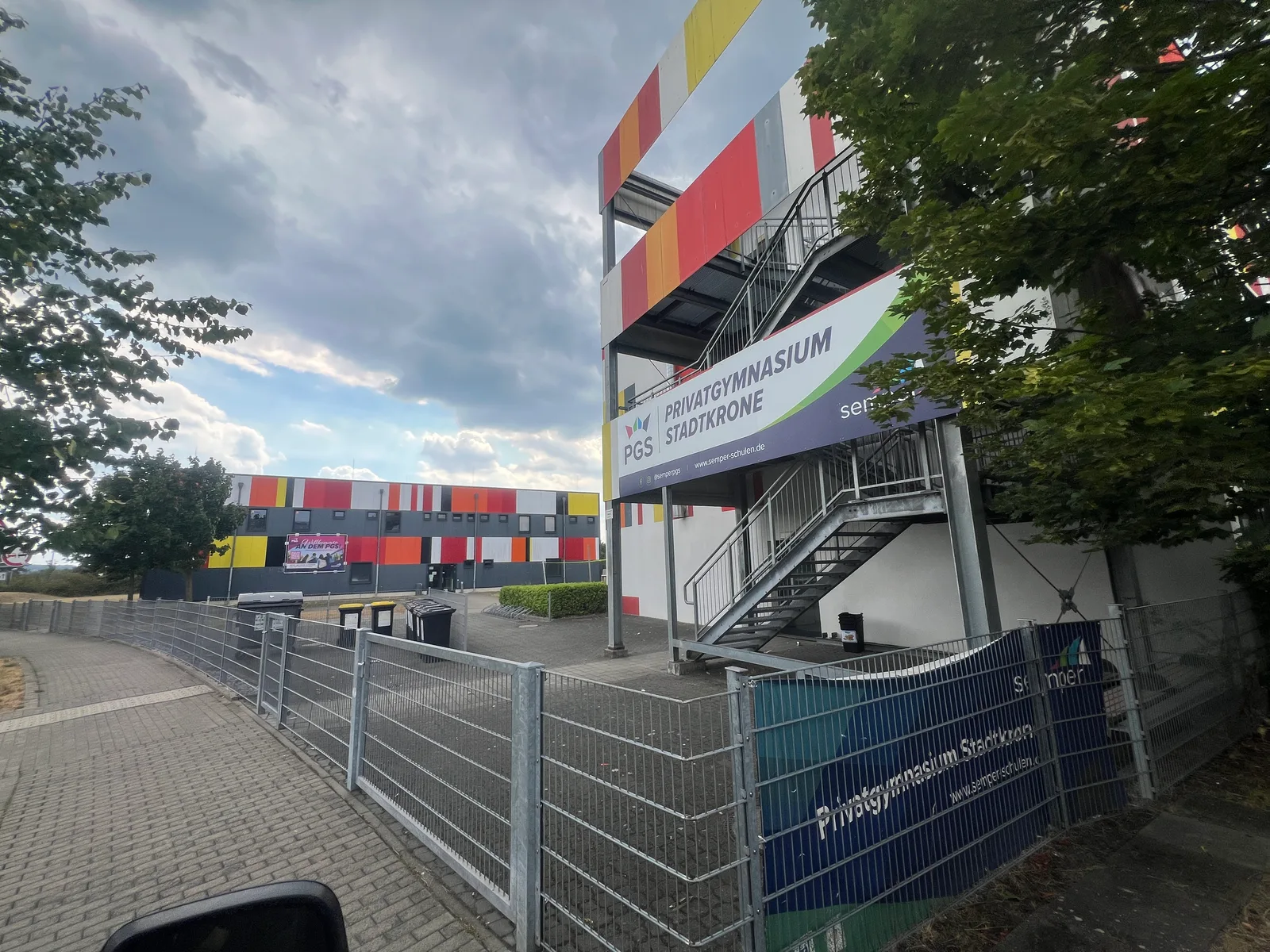 Banner des Privatgymnasiums Stadtkrone am Schulgebäude