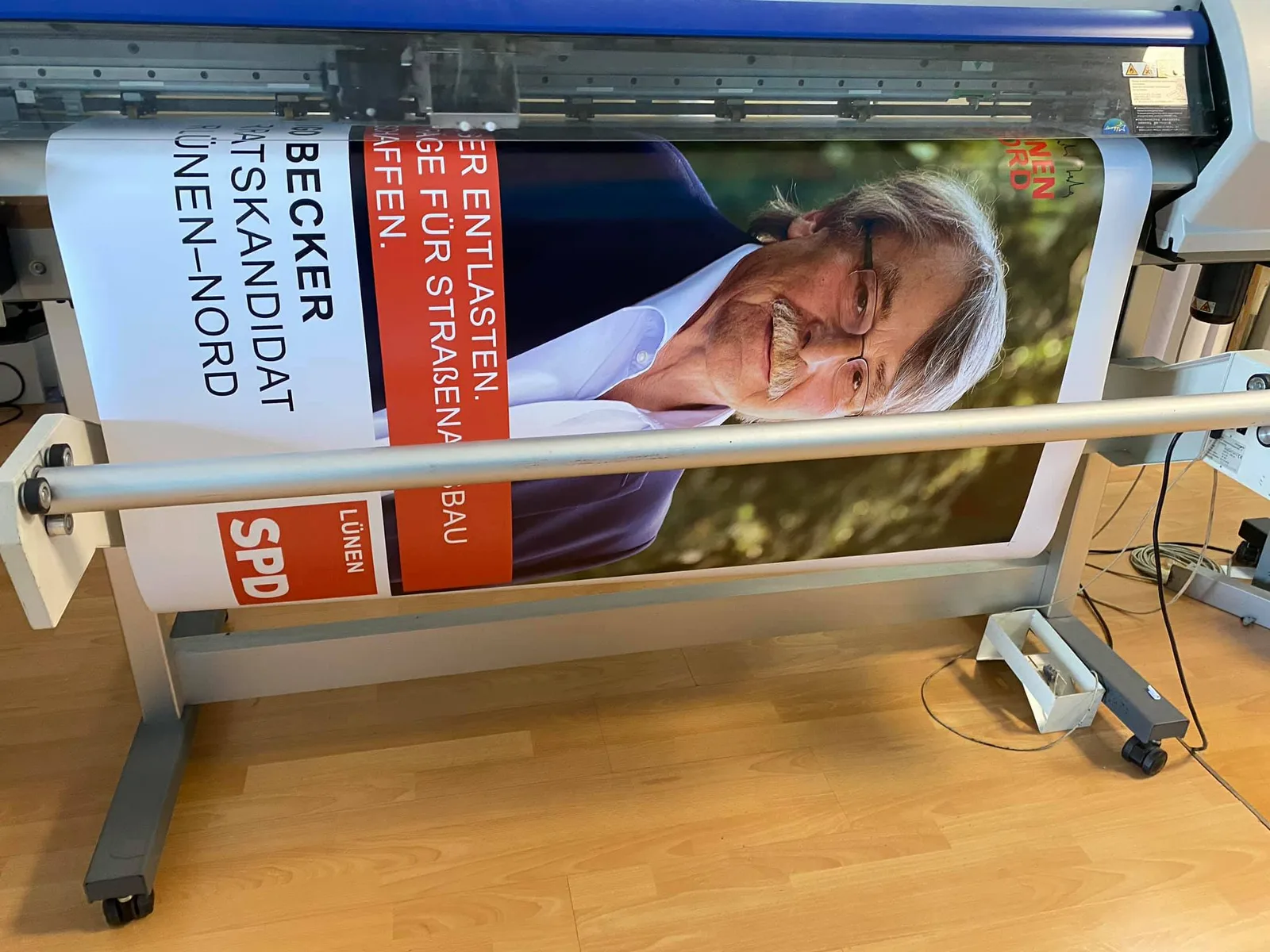 Bedrucktes Rollenmaterial mit Werbemotiv an einer Druckmaschine