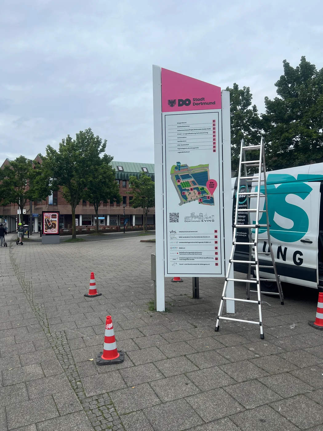 Freistehende Übersichtstafel mit Lageplan der Messe Dortmund
