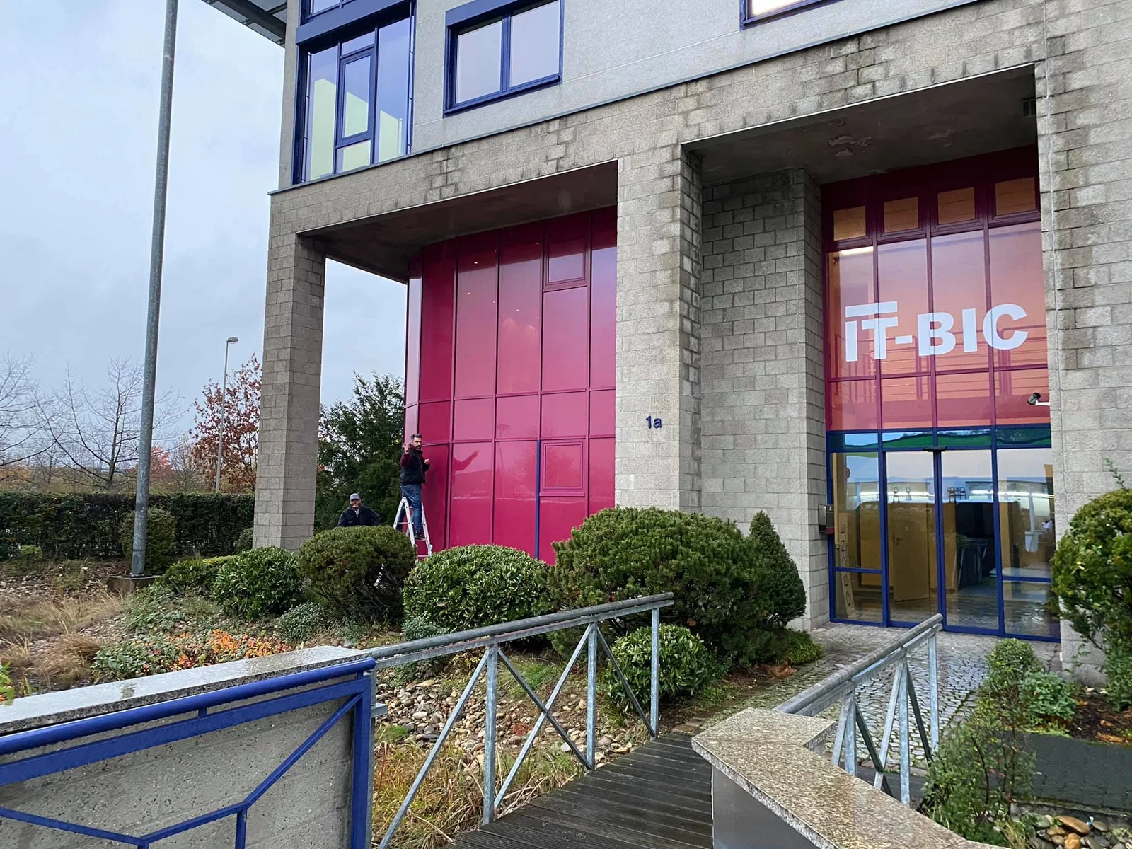 Große bedruckte Schaufensterflächen am IT-BIC-Gebäude