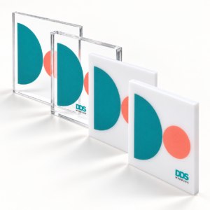 Vier überlappende Acrylglasplatten: klar und opal in 3 und 5 mm, bedruckt mit DDS-Logo