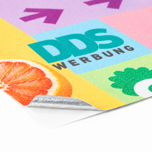 Asphaltfolie mit farbigem Druck und DDS Werbung Logo